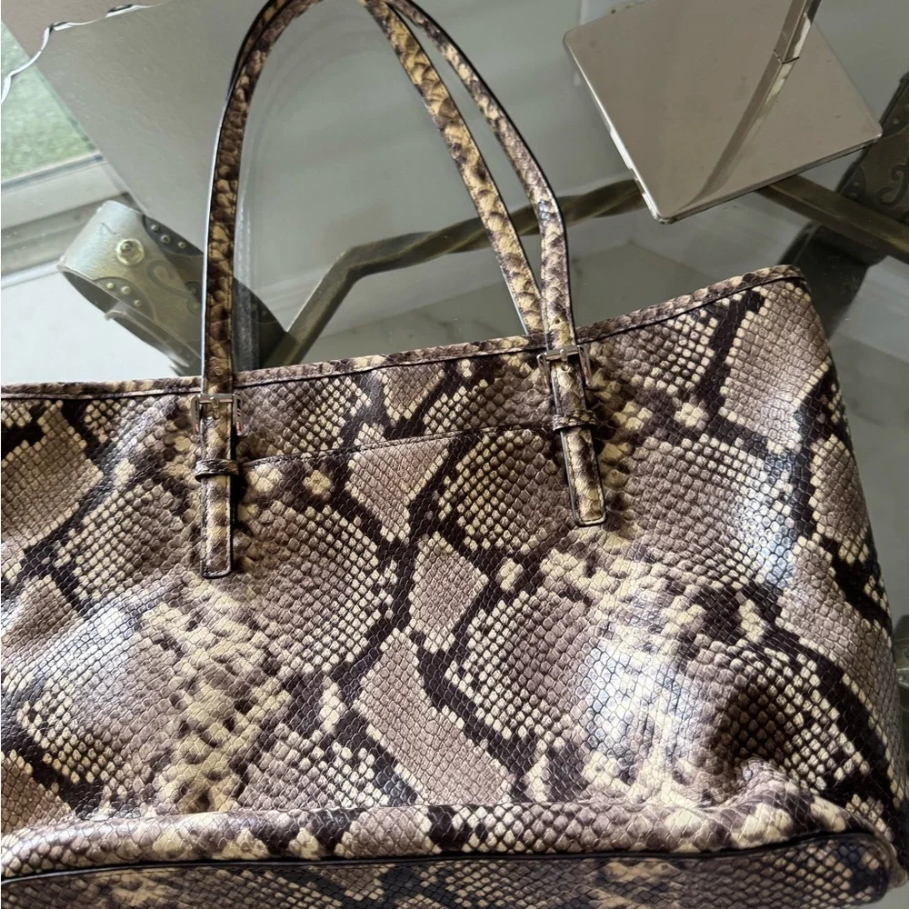 MICHAEL KORS Bedford Pocket Tote Bag in Python  Snakeskin Print with Studs NWOT - Picture 4 of 10